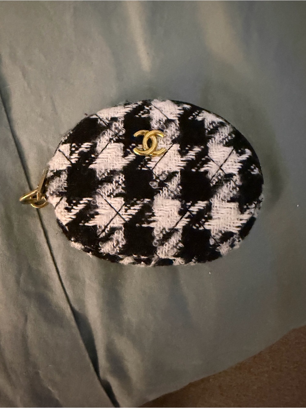 CHANEL Black & White Houndstooth Quilted Coin Pouch with Gold CC - Picture 4 of 6